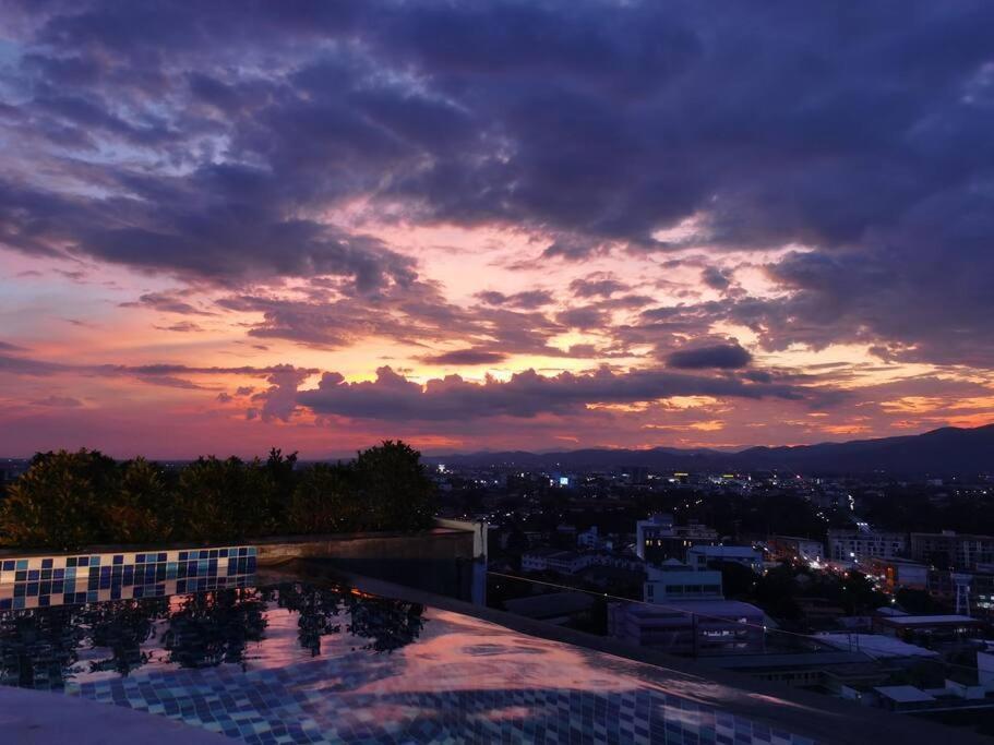 Modern Style Room With Sky Pool 古城边天际泳池公寓 Čiang Mai Exteriér fotografie