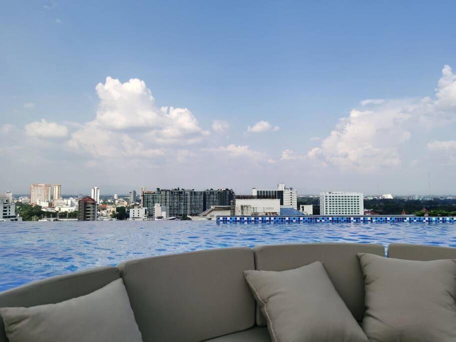 Modern Style Room With Sky Pool 古城边天际泳池公寓 Čiang Mai Exteriér fotografie