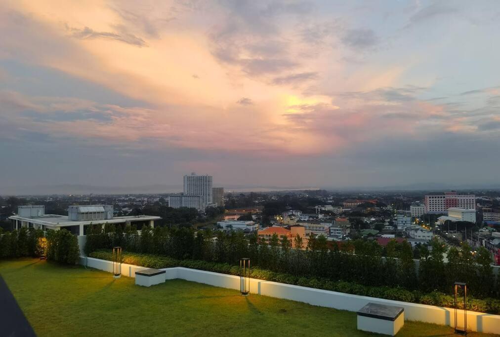 Modern Style Room With Sky Pool 古城边天际泳池公寓 Čiang Mai Exteriér fotografie