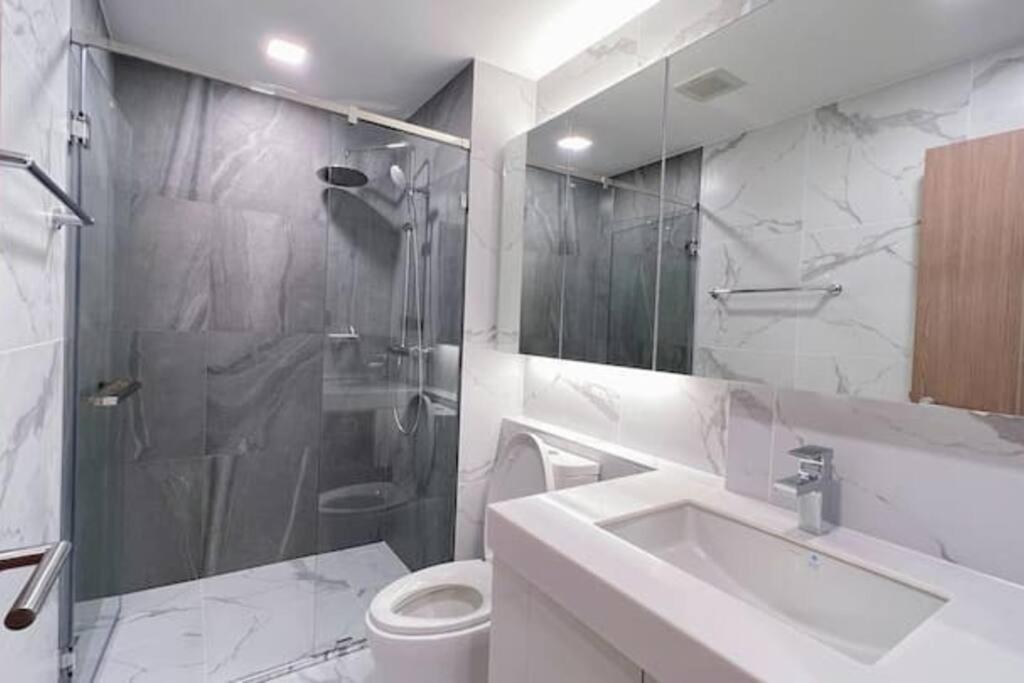 Modern Style Room With Sky Pool 古城边天际泳池公寓 Čiang Mai Exteriér fotografie