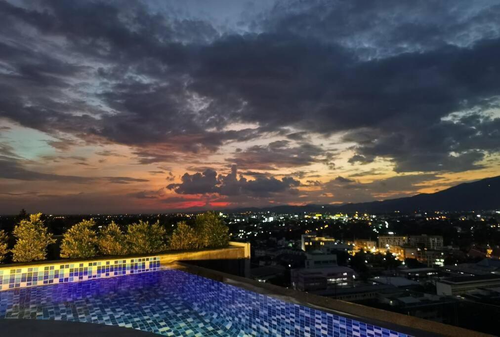 Modern Style Room With Sky Pool 古城边天际泳池公寓 Čiang Mai Exteriér fotografie