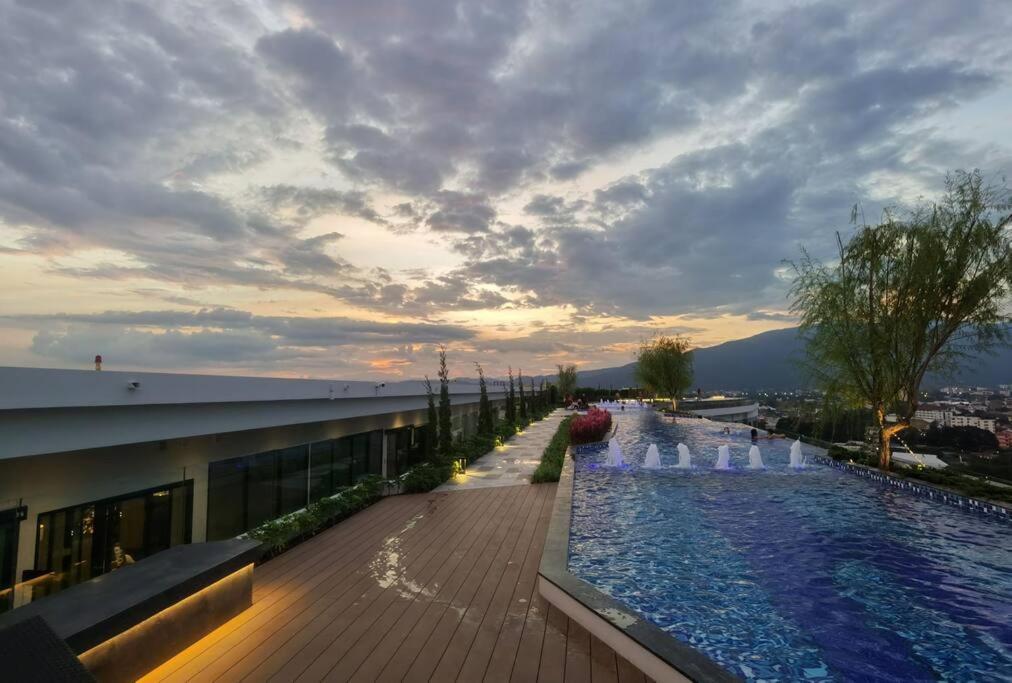 Modern Style Room With Sky Pool 古城边天际泳池公寓 Čiang Mai Exteriér fotografie