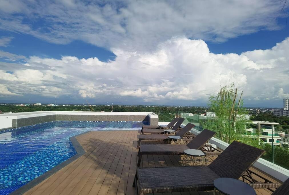 Modern Style Room With Sky Pool 古城边天际泳池公寓 Čiang Mai Exteriér fotografie