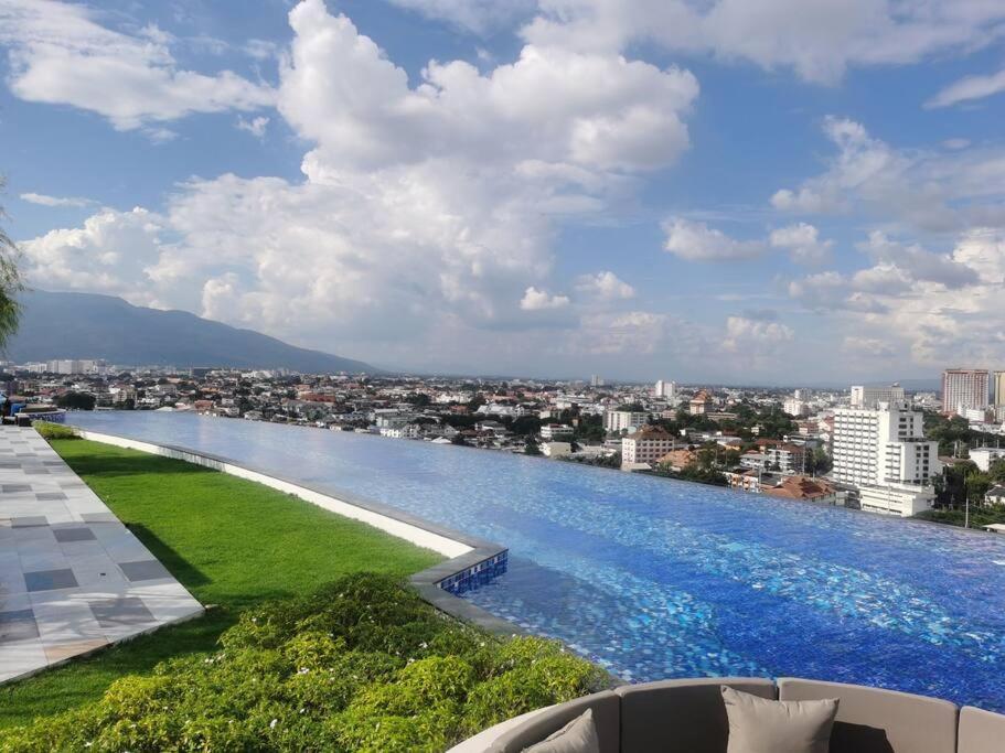 Modern Style Room With Sky Pool 古城边天际泳池公寓 Čiang Mai Exteriér fotografie