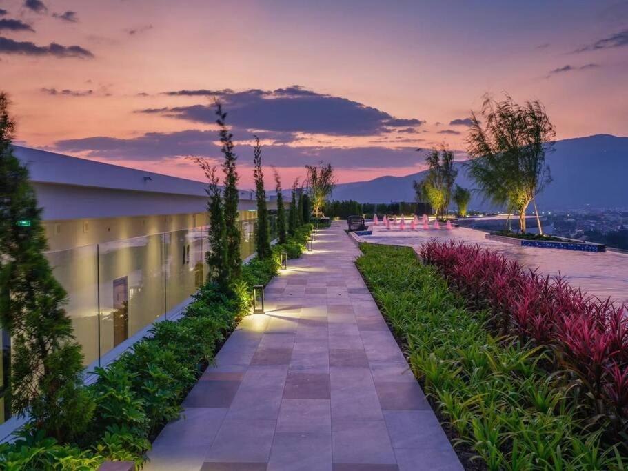 Modern Style Room With Sky Pool 古城边天际泳池公寓 Čiang Mai Exteriér fotografie