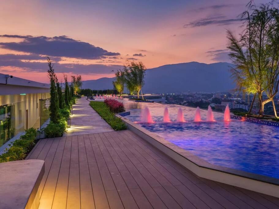 Modern Style Room With Sky Pool 古城边天际泳池公寓 Čiang Mai Exteriér fotografie